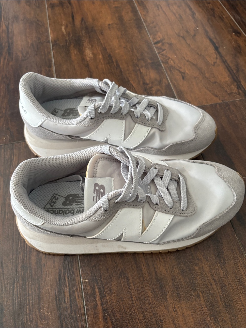 New Balance women’s Size 8' Light Gray and White Classic Sneakers